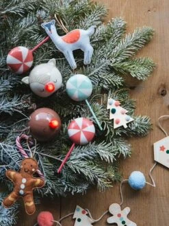 Les 4 Décorations Candy à Suspendre Rouge - Vertbaudet -Meubles Pour Enfants Magasin les 4 decorations candy a suspendre 3