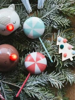 Les 4 Décorations Candy à Suspendre Rouge - Vertbaudet -Meubles Pour Enfants Magasin les 4 decorations candy a suspendre 4